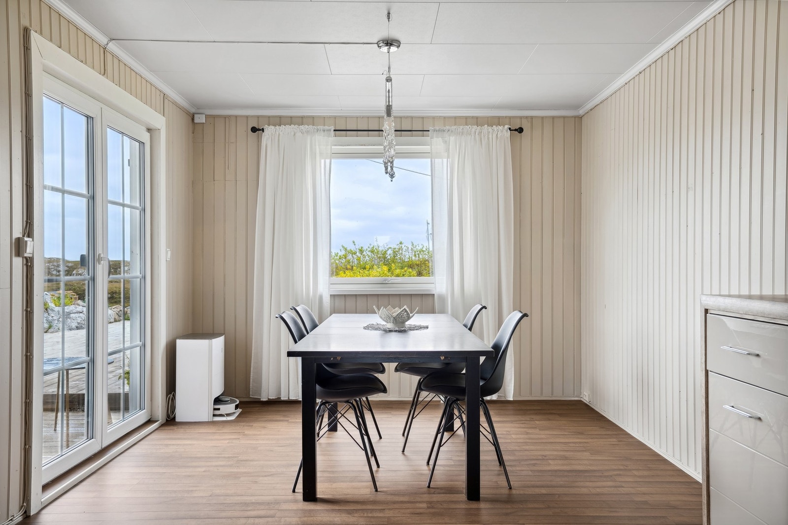 God plass til spisebord. Utgang til terrasse. Her kan man åpne opp og nyte solen på finværsdager Galleribilde