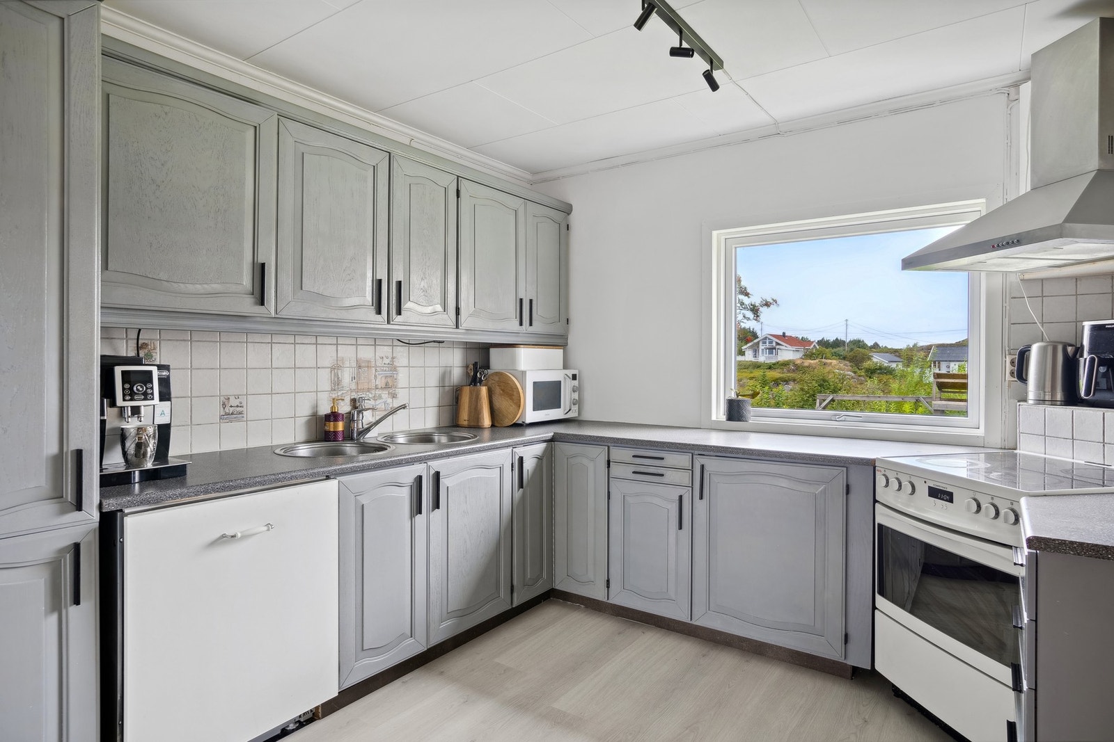 Kjøkkenet har rikelig med lagringsplass Galleribilde