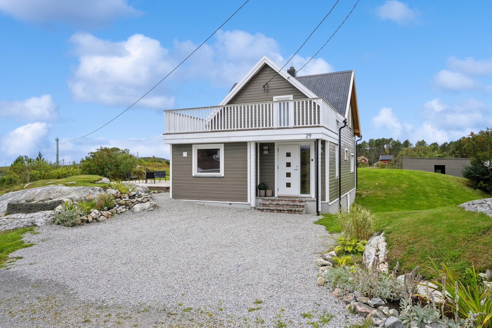 Eiendommen har tomt på 1318,7 som foruten bygningsmassen består av gruslagt parkering, plen, treterrasser og prydebusker Galleribilde