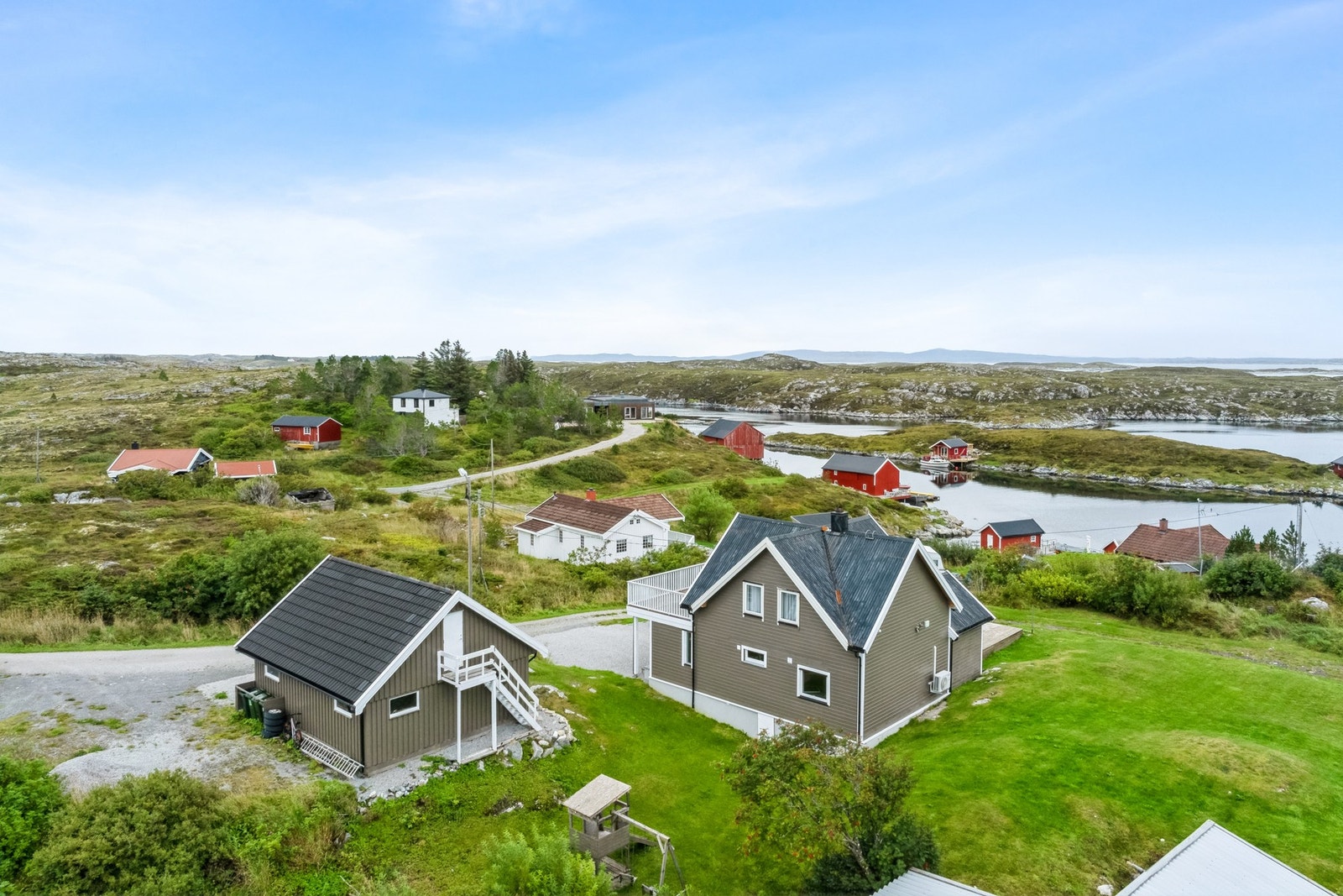 Innholdsrik og koselig eiendom med fin beliggenhet ved sjøen på Daløya Galleribilde