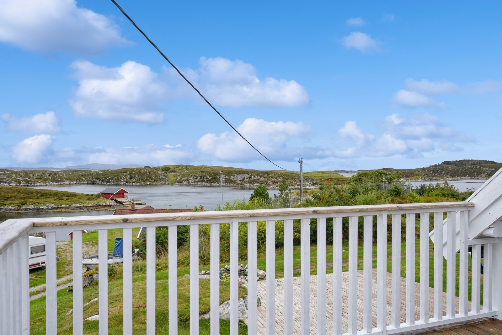 Flott utsikt fra balkongen i 2. etasje. Både denne balkongen og terrassen i 1. etasje ble bygd i 2021 Galleribilde