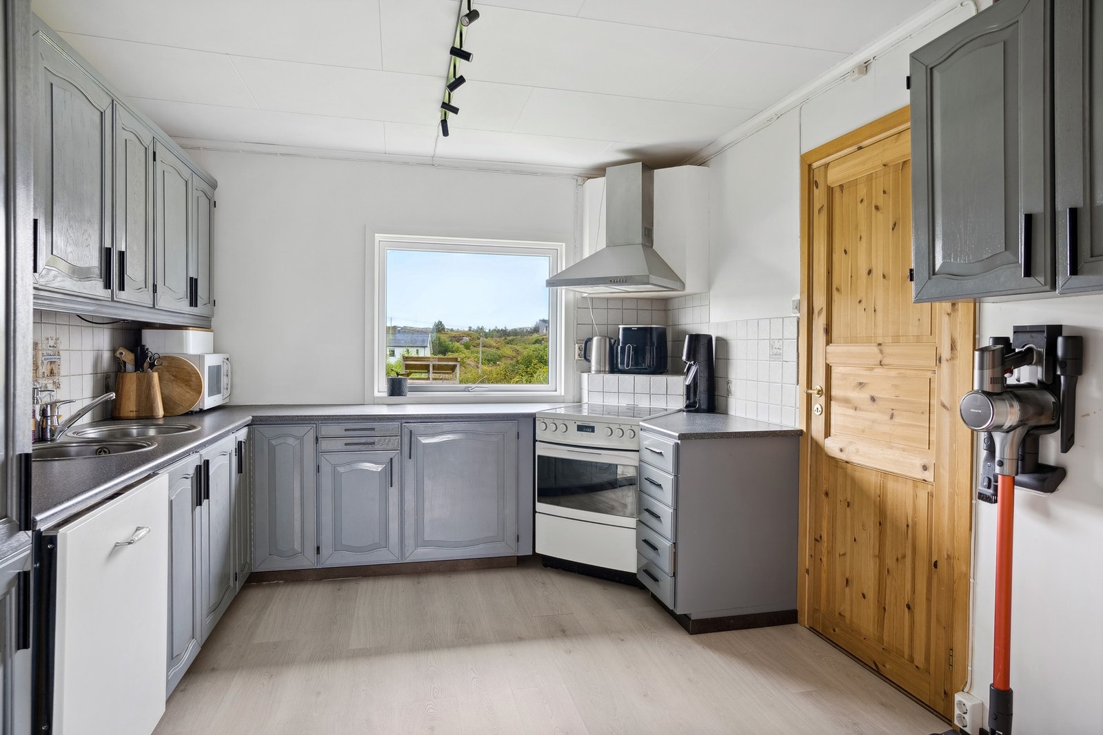 Fra kjøkkenet er det inngang til praktisk bod/kott Galleribilde