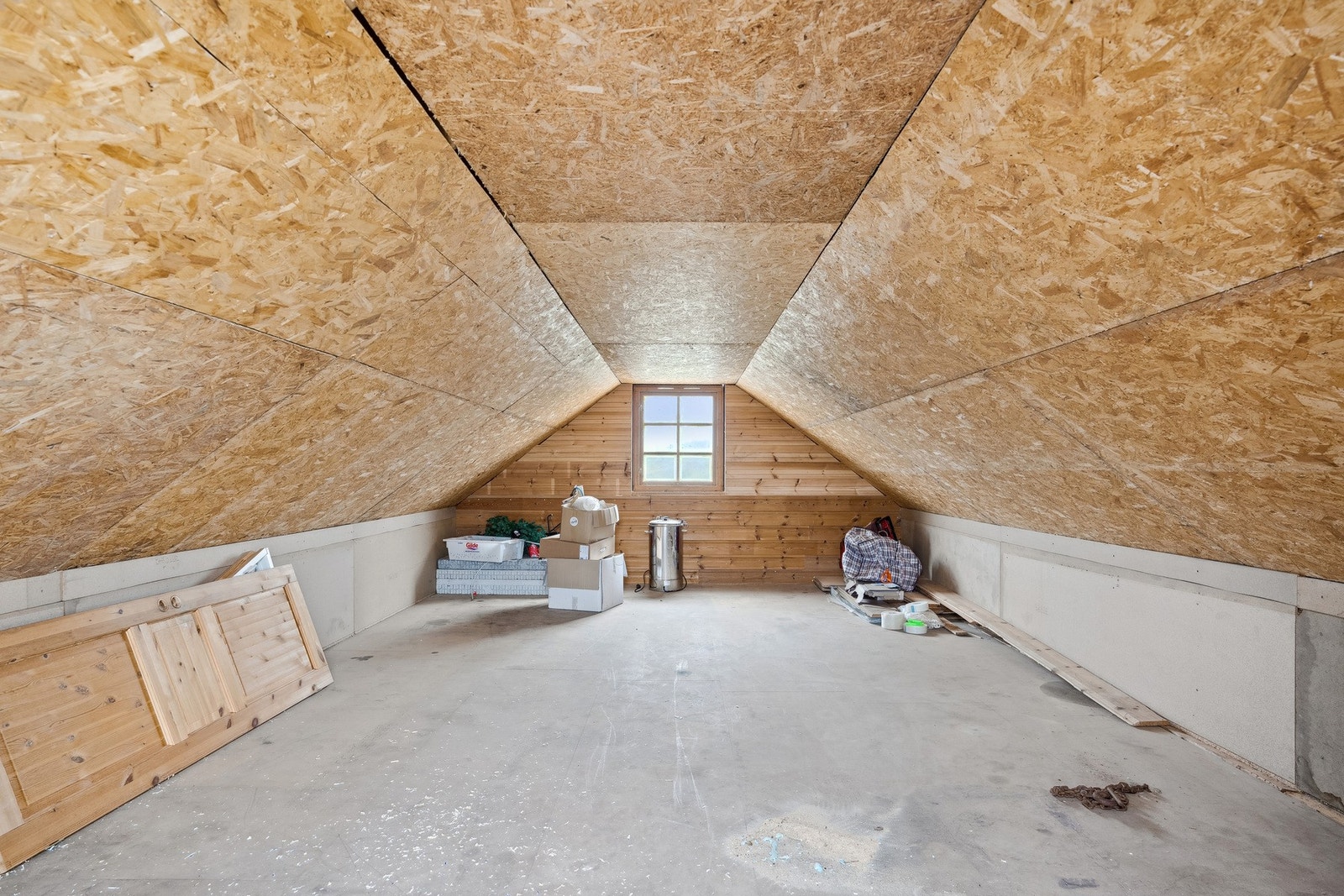 Loftet på garasjen har godt med oppbevaringsplass Galleribilde
