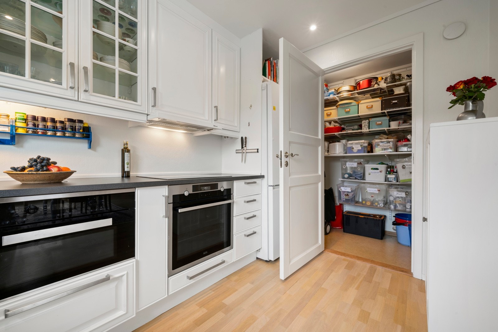 Den innvendige boden ved kjøkkenet skaper rikelig med oppbevaingsplass Galleribilde