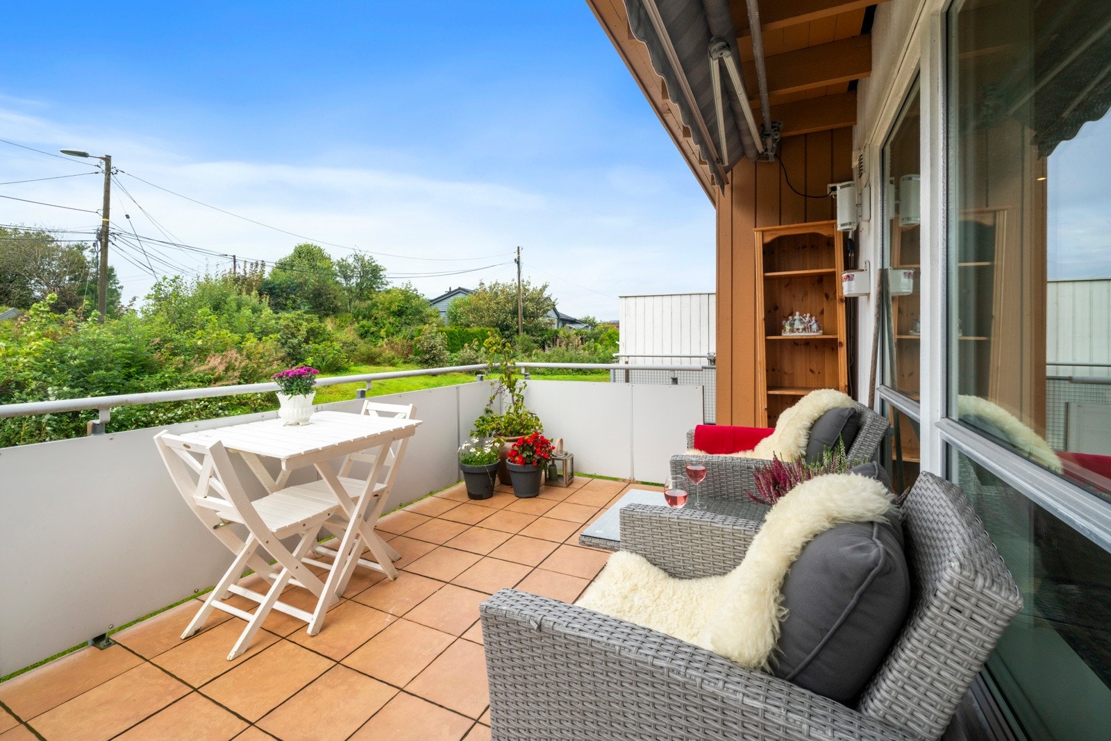 Fra stuen er det utgang til en stor balkong på 11 kvm Galleribilde