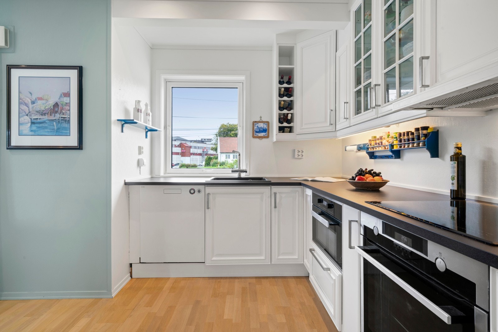 Kjøkkenet har godt med skap og benkeplass som gjør det til en drøm å kokkelere Galleribilde