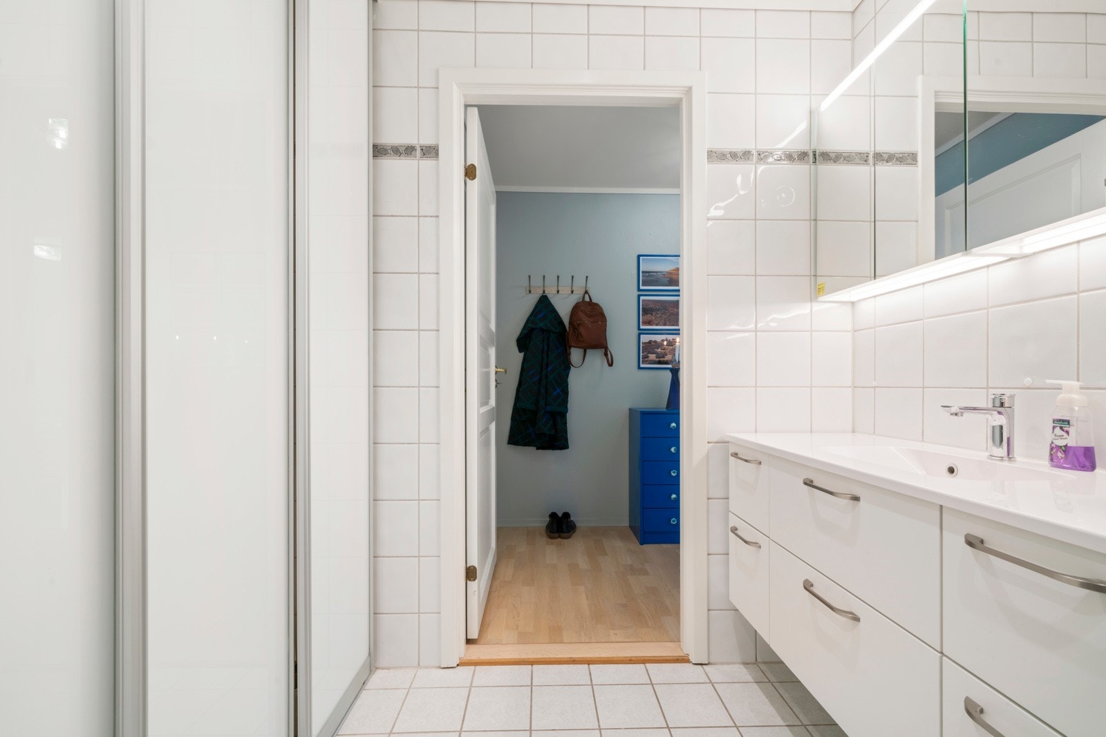 Smart skyvedørsløsning for å skjerme av vaskemaskin og tørketrommel Galleribilde