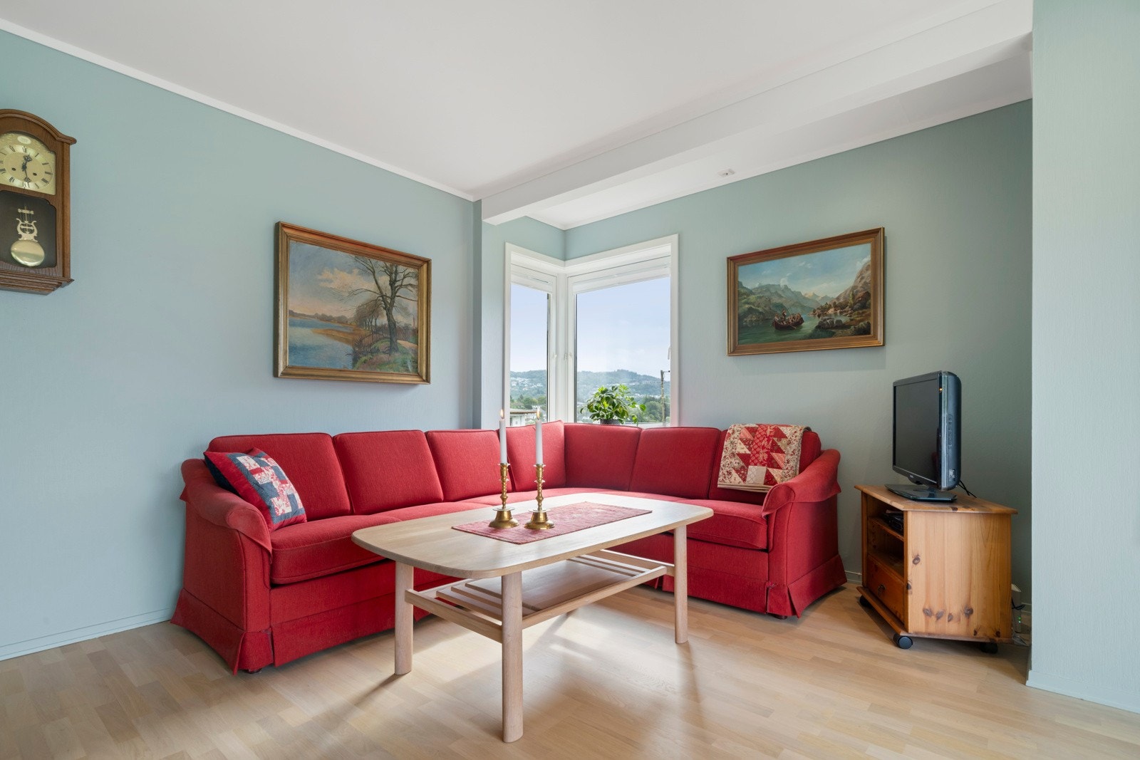 Gulvet er slipt og lakkert det siste året Galleribilde