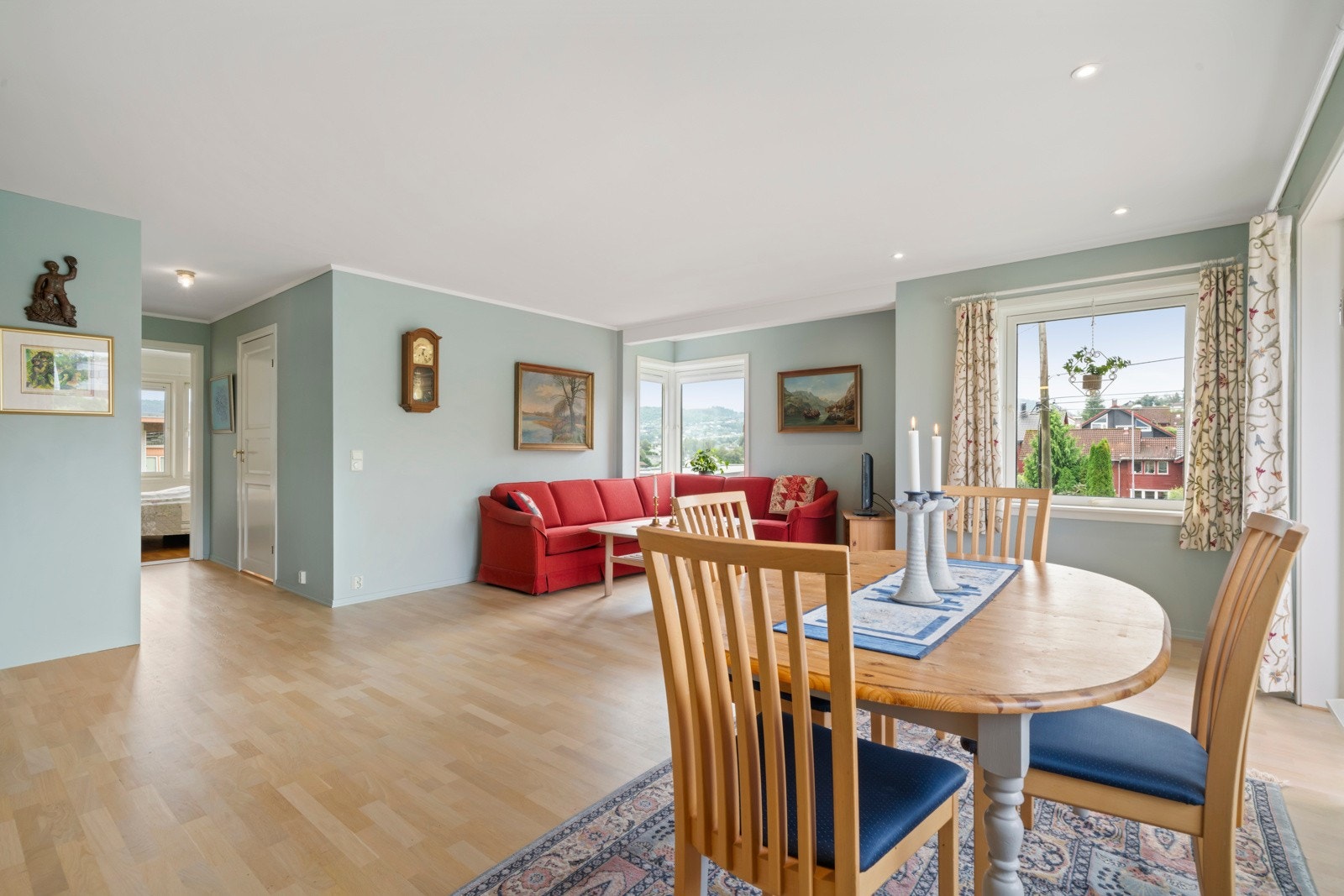 Veggene er malt i moderne farger Galleribilde