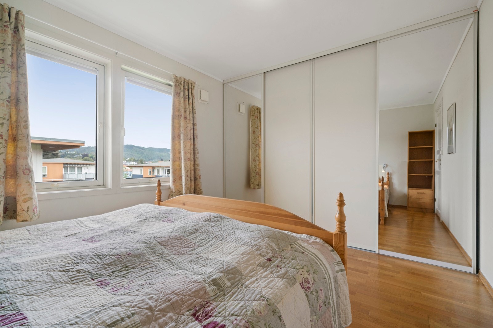 Hovedsoverommet har en flott skyvedørsgarderobe som gir godt med oppbevaringsplass Galleribilde