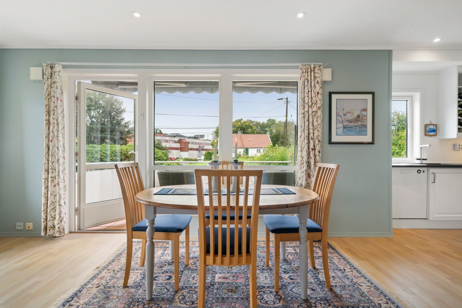 Downlights i tak kombinert med store vindusflater i flere retninger gir en svært god romfølelse Galleribilde