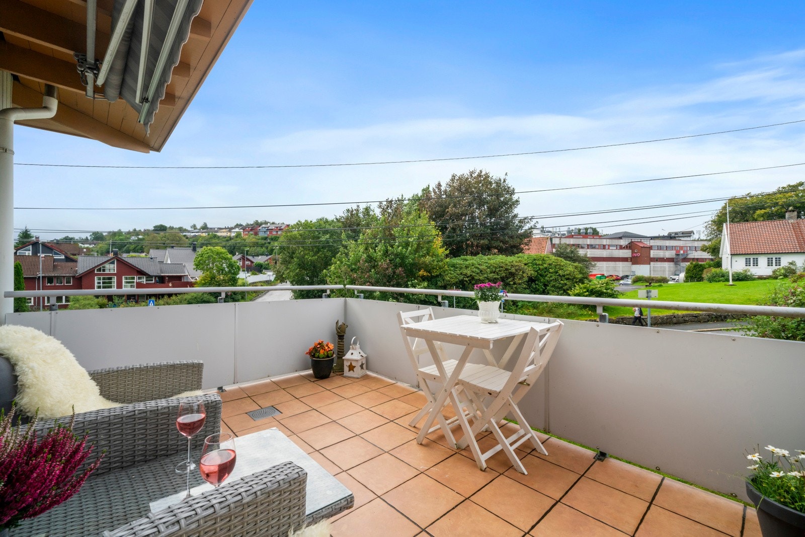 Balkongen byr på gode solforhold og flere innredningsmuligheter Galleribilde