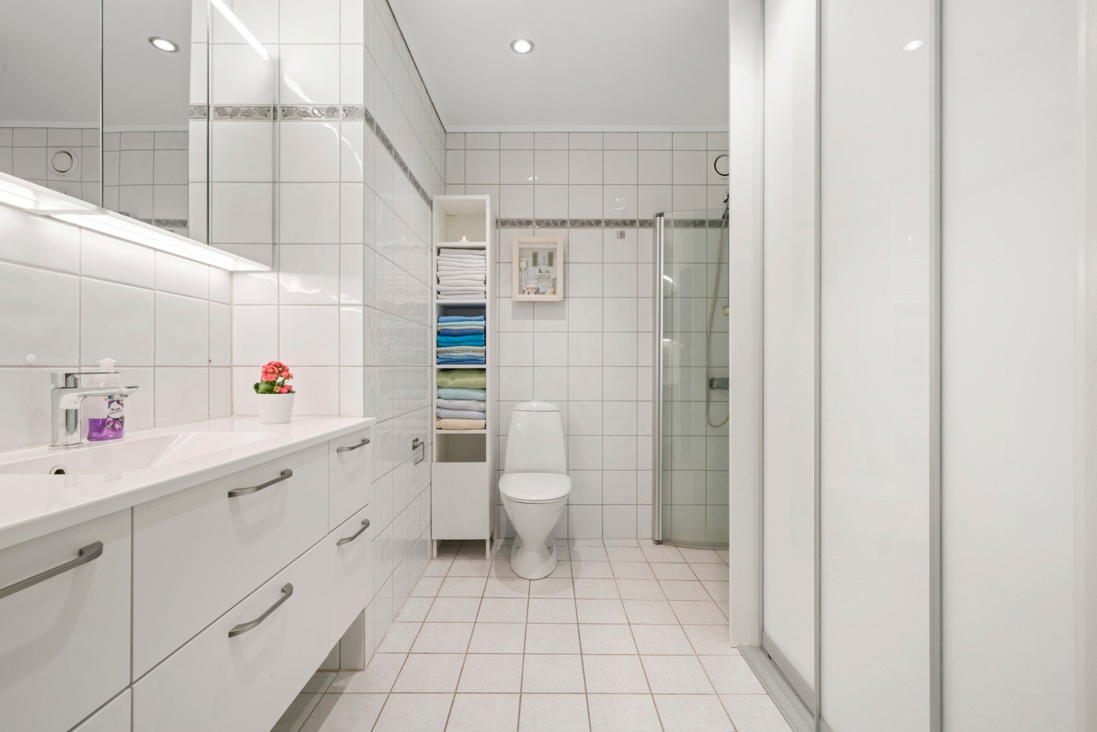 Pent helfliset bad med downlights i tak Galleribilde