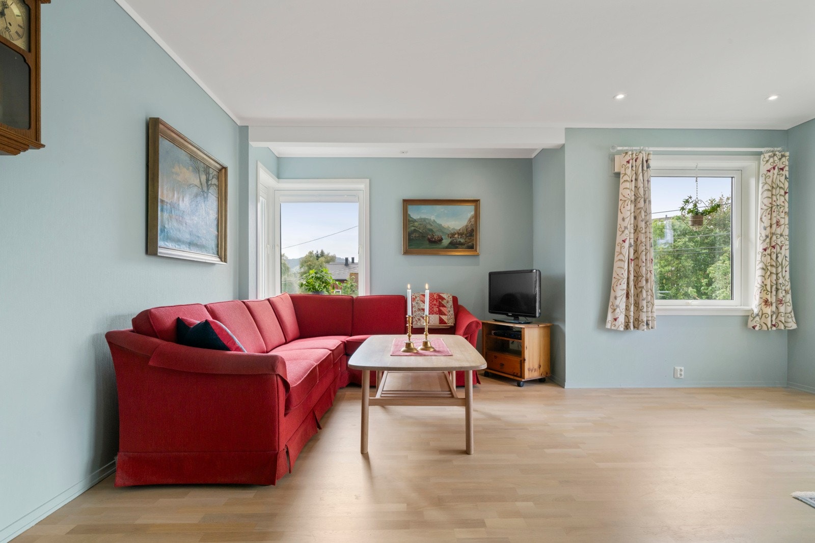 Leiligheten har en lys og fin stue med flotte kvaliteter. Man har plass til både sofagruppe, spisestue og diverse møblement Galleribilde