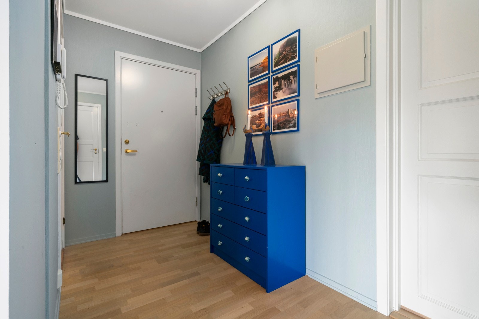 Det første som møter deg i leiligheten er en hyggelig entré Galleribilde