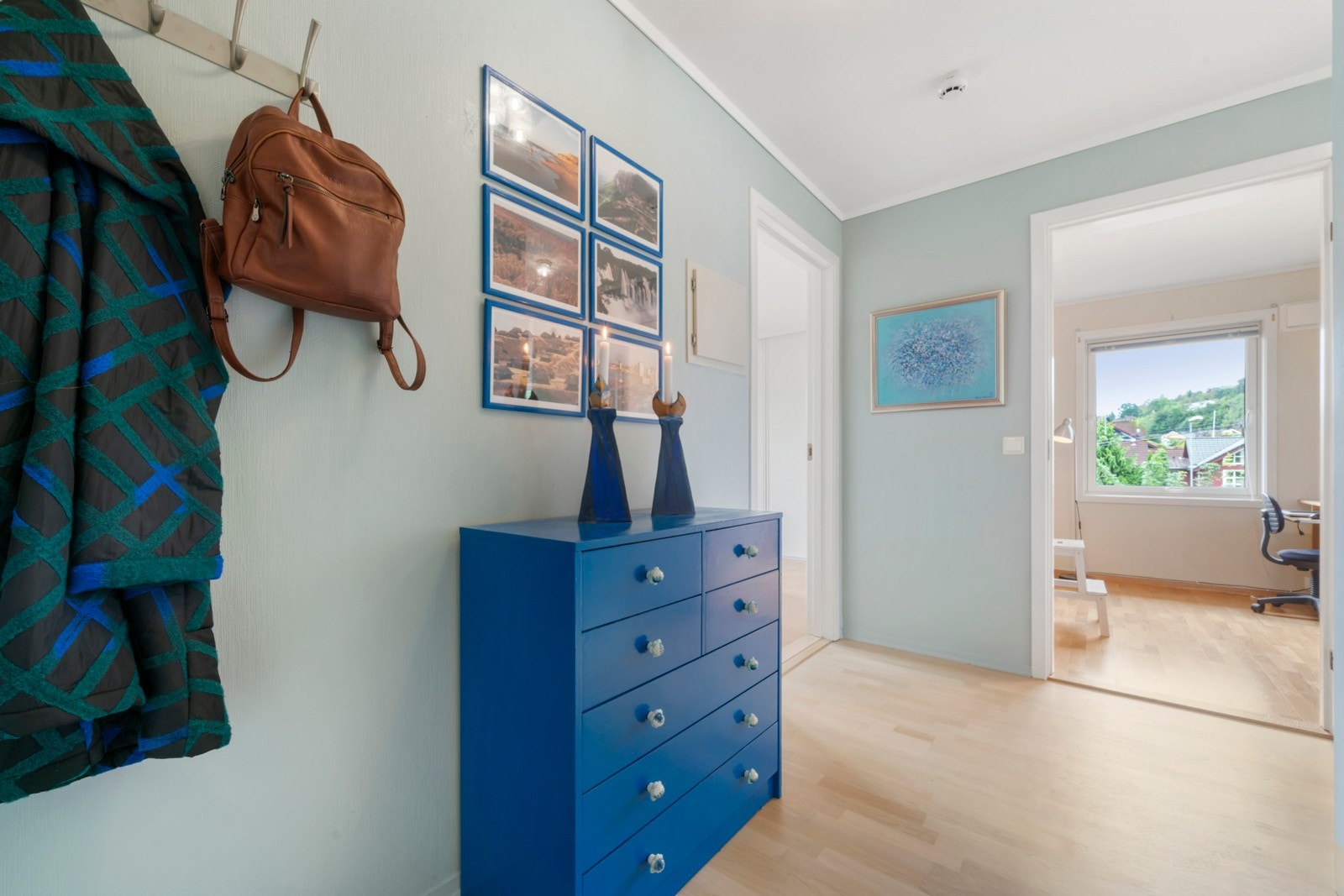 Ved entréen finner du også en praktisk skyvedørsgarderobe for jakker og sko Galleribilde