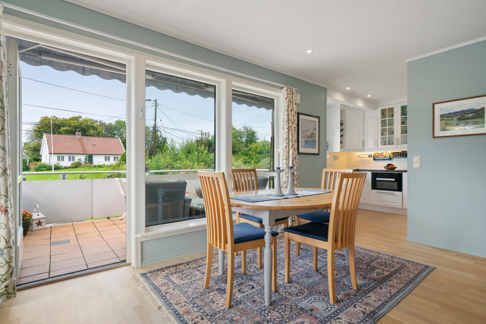 God plass til langbord for flere gjester Galleribilde