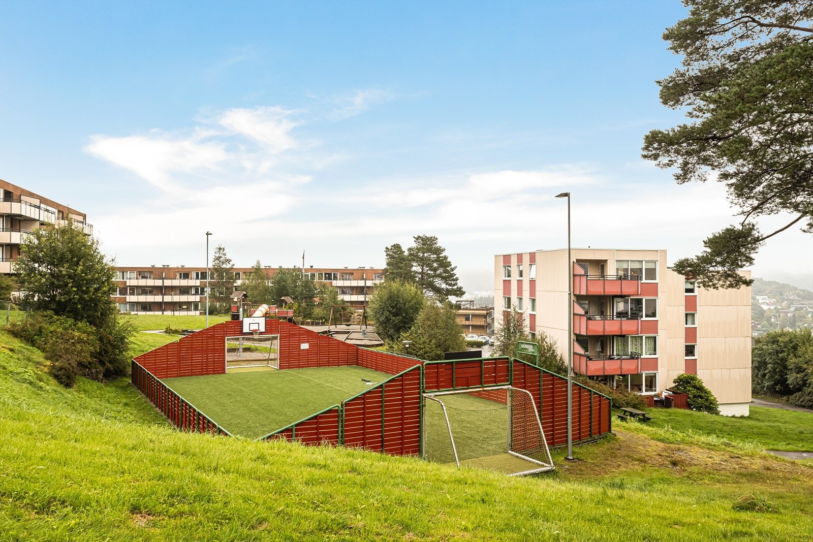 Borettslaget er meget fint opparbeidet med velholdte lekeplasser, ballbinge, interne veier og plener / beplantninger Galleribilde