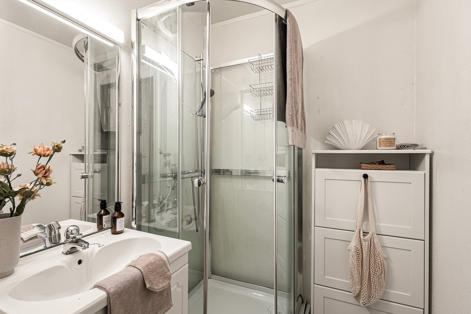 Badet har gulvbelegg og strie på vegger Galleribilde