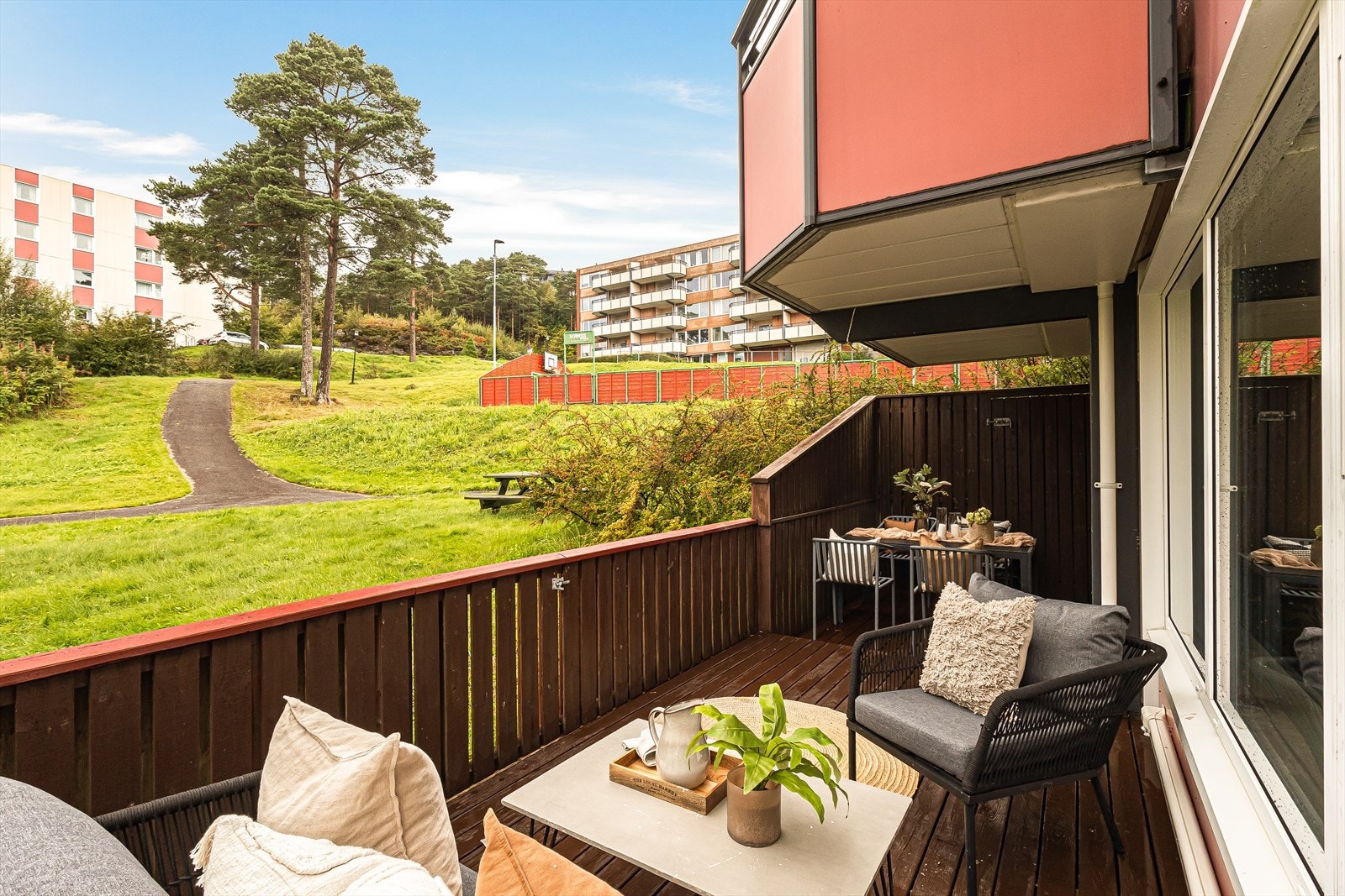 Fra stuen er det utgang til en trivelig terrasse på romslige 20m² Galleribilde