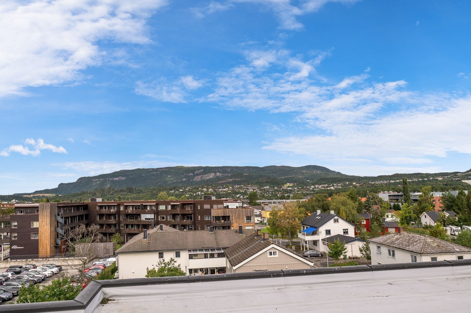 Utsikt mot Forbordsfjellet fra takterrassen Galleribilde