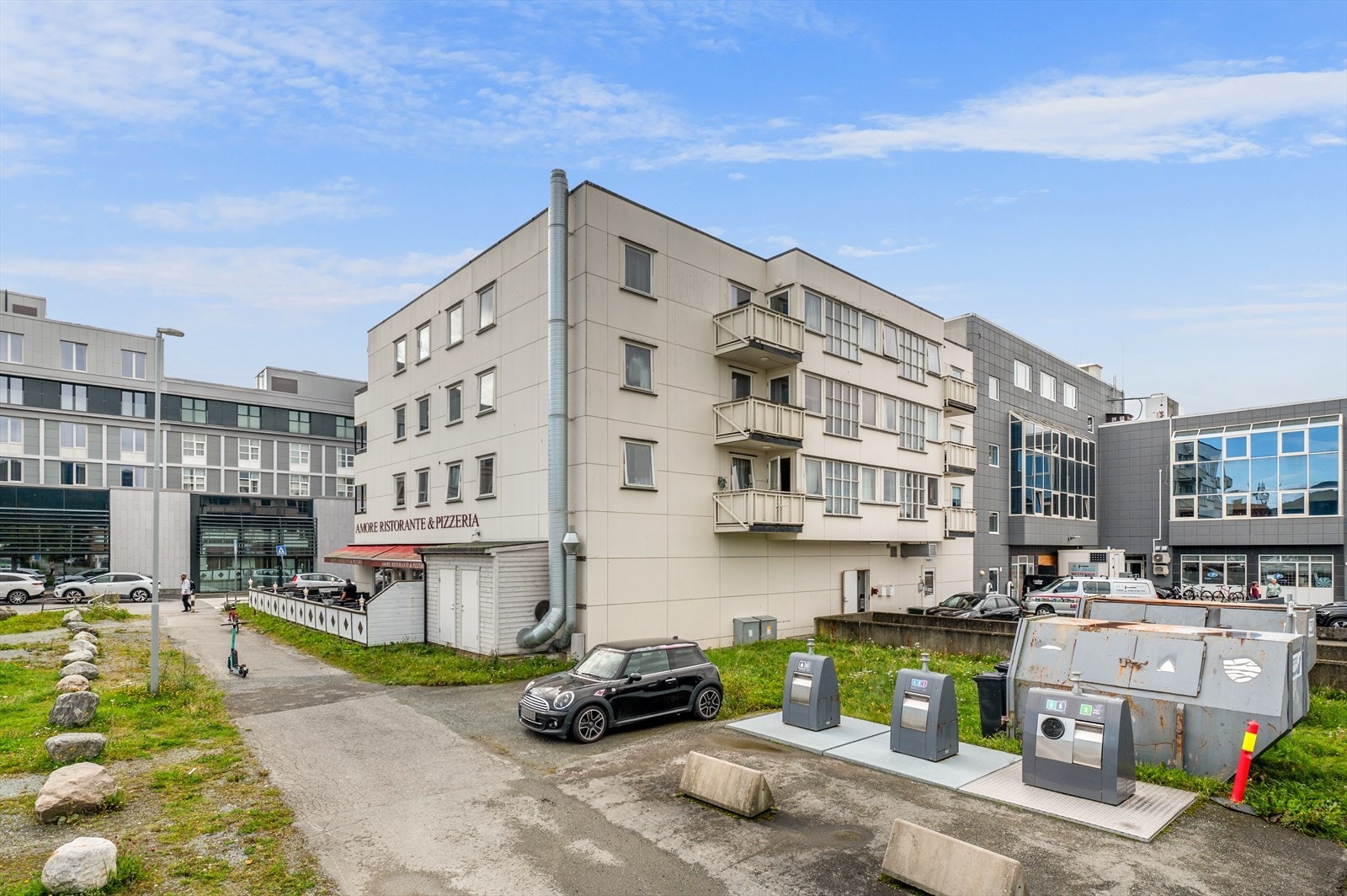 Leilighetenes hovedinngang og nedkjøring til p-kjeller ligger på byggets østside Galleribilde