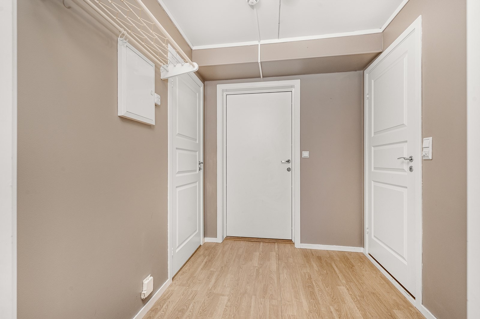 Entrè har plass for yttertøy Galleribilde