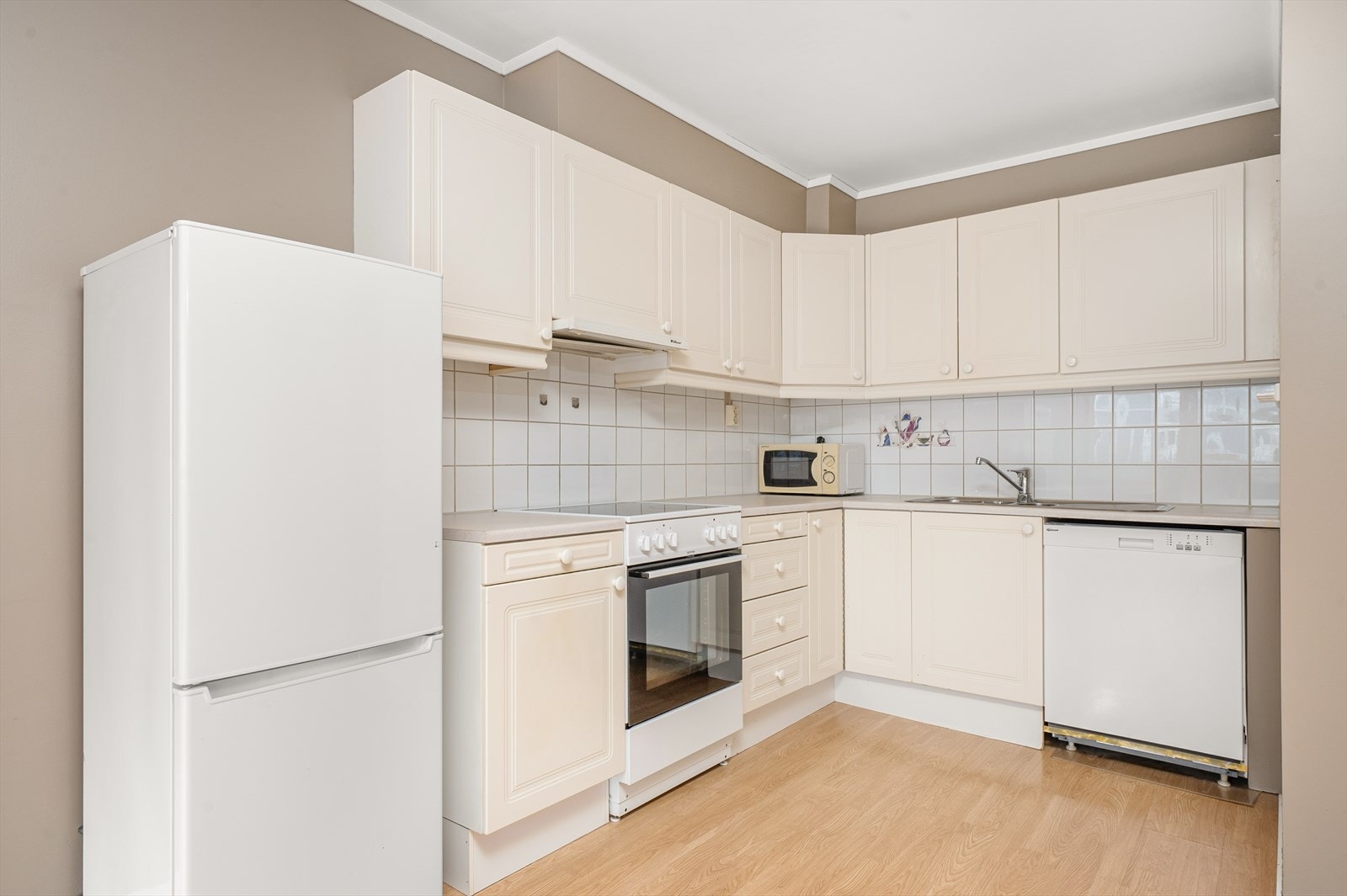 Hvitevarer på kjøkken medfølger i handelen Galleribilde