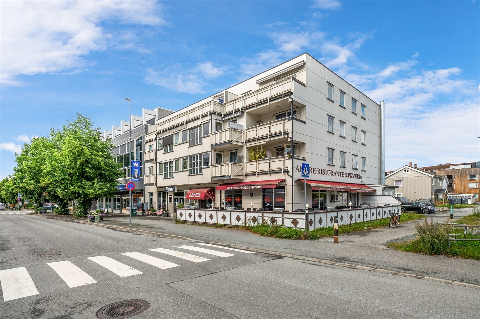 Leiligheten har en sørvendt og sentral beliggenhet ut mot Stjørdals hovedgate Galleribilde