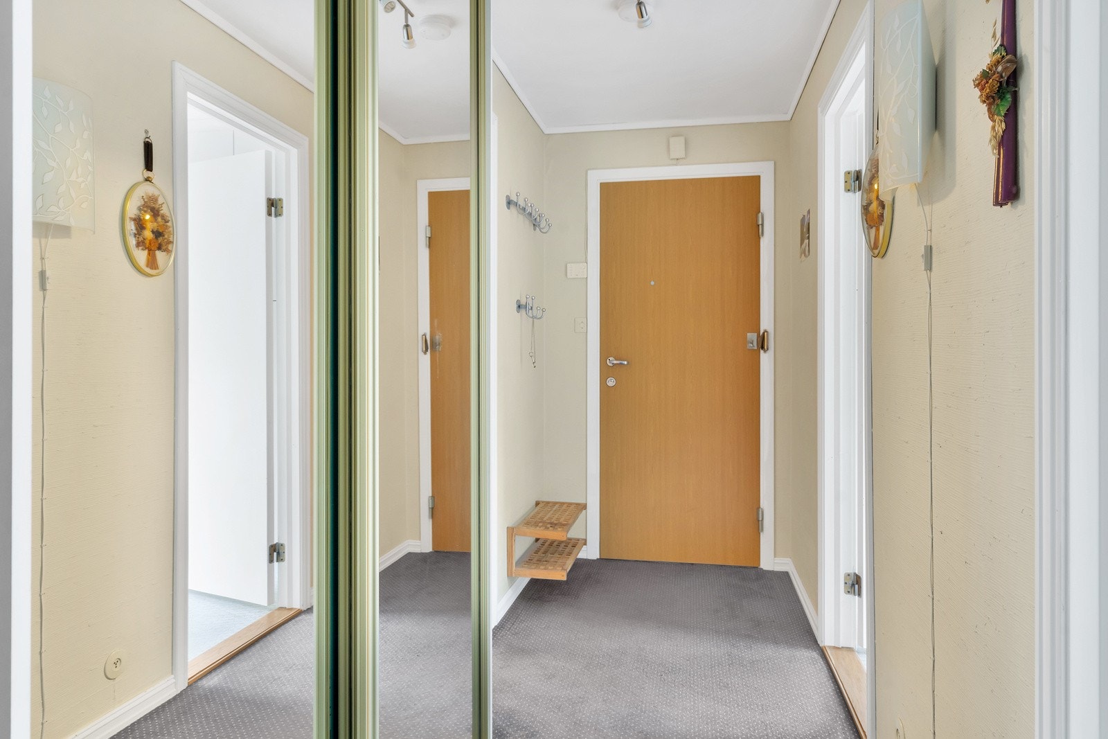 Entré/gang med skyvedørsgarderobe og god plass til oppheng for yttertøy og sko. Galleribilde