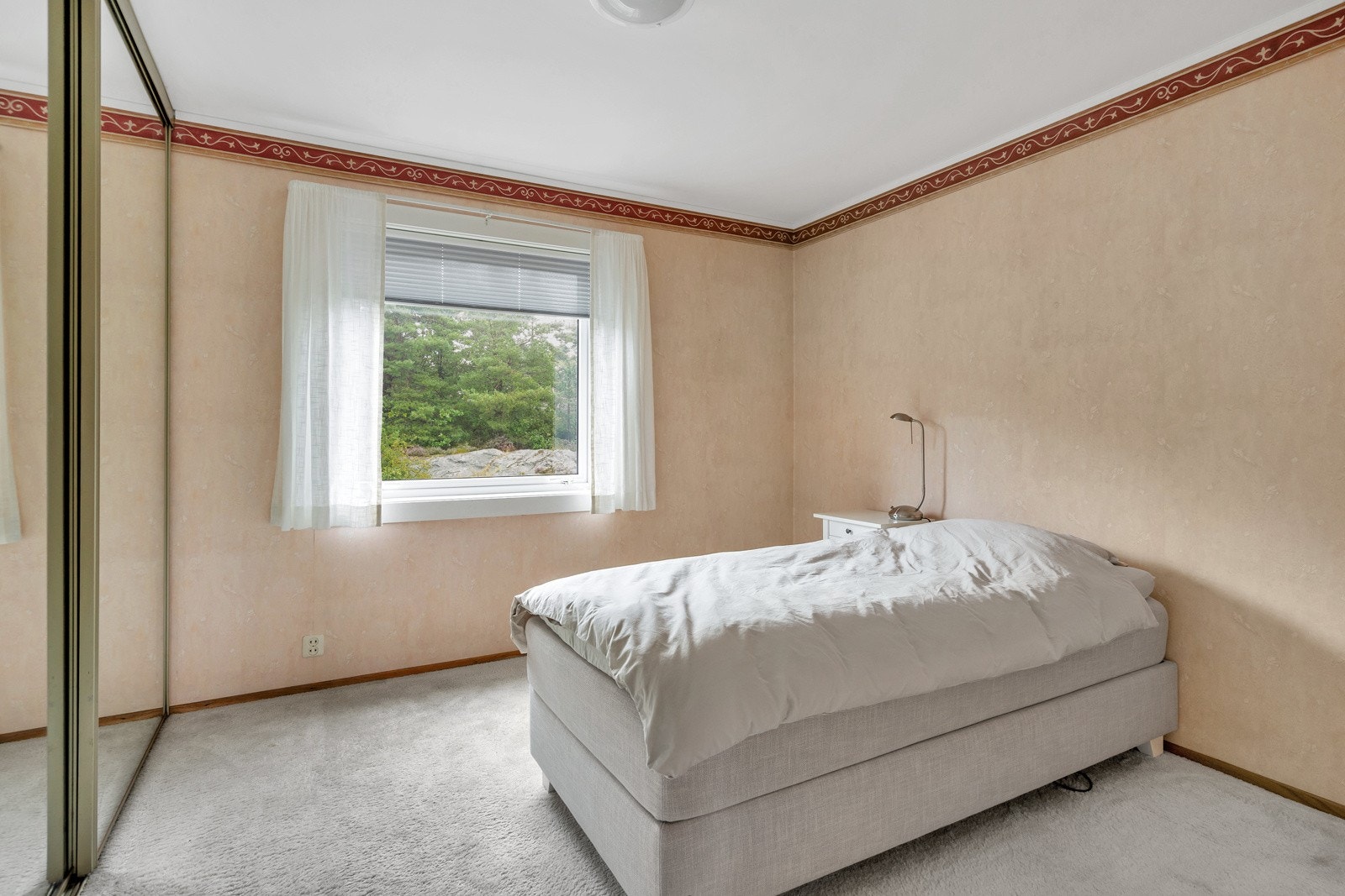 Stort hovedsoverom med skyvedørsgardebe. Galleribilde