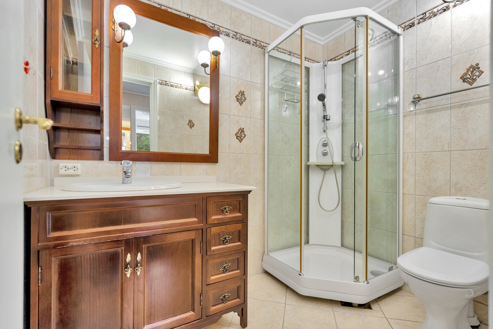 Bad med servant, wc og dusjkabinett. Galleribilde