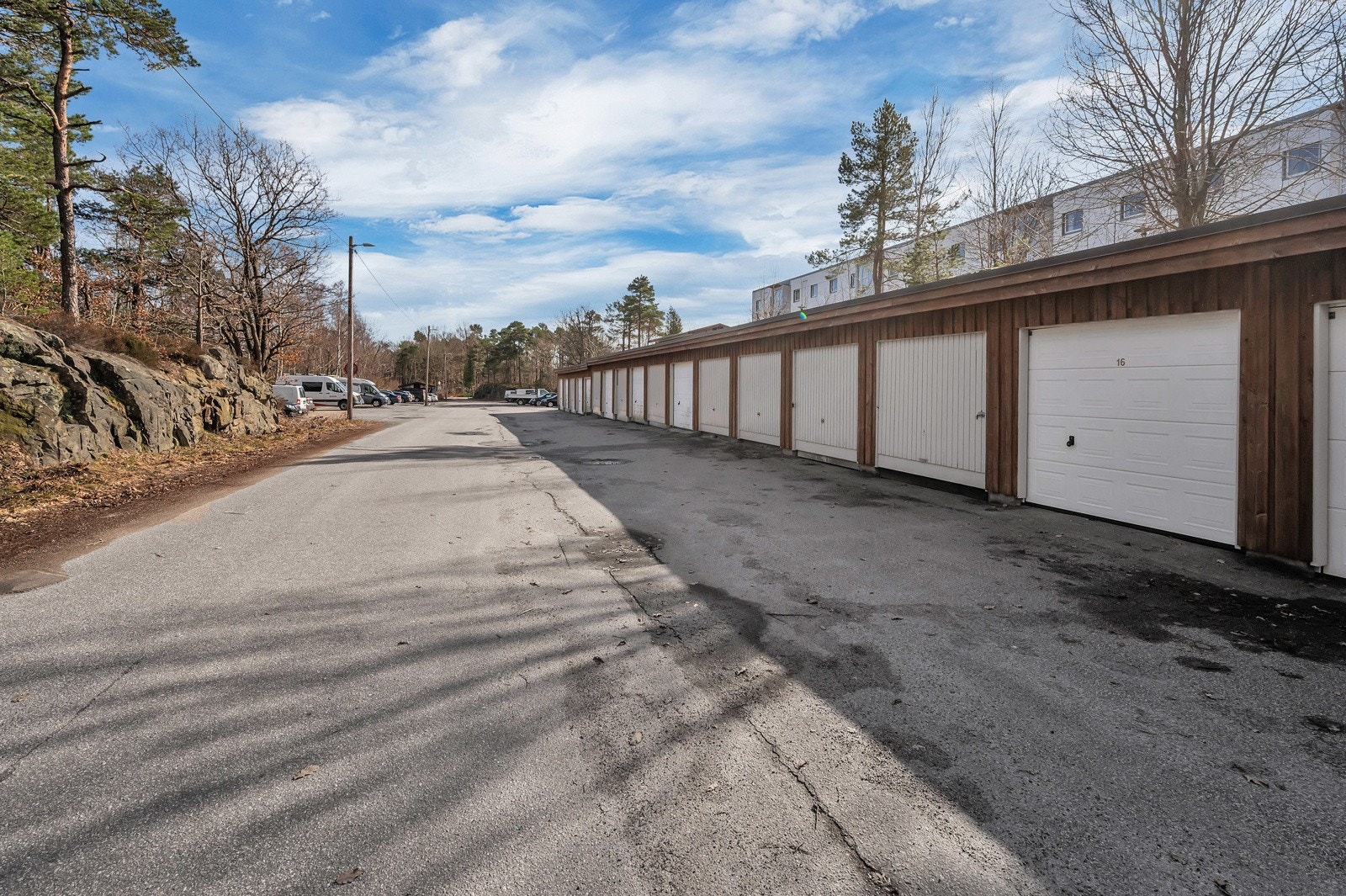 Med leiligheten følger det også med garasjeplass. Galleribilde