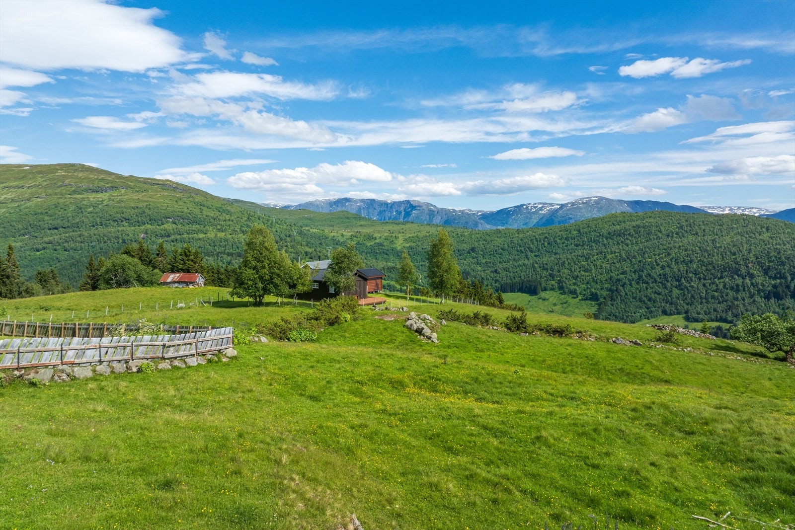 Det tek ca. 45 minutt å gå til heggdalsvatnet som er eit populært fiskevatn med mykje fjellaure. Galleribilde