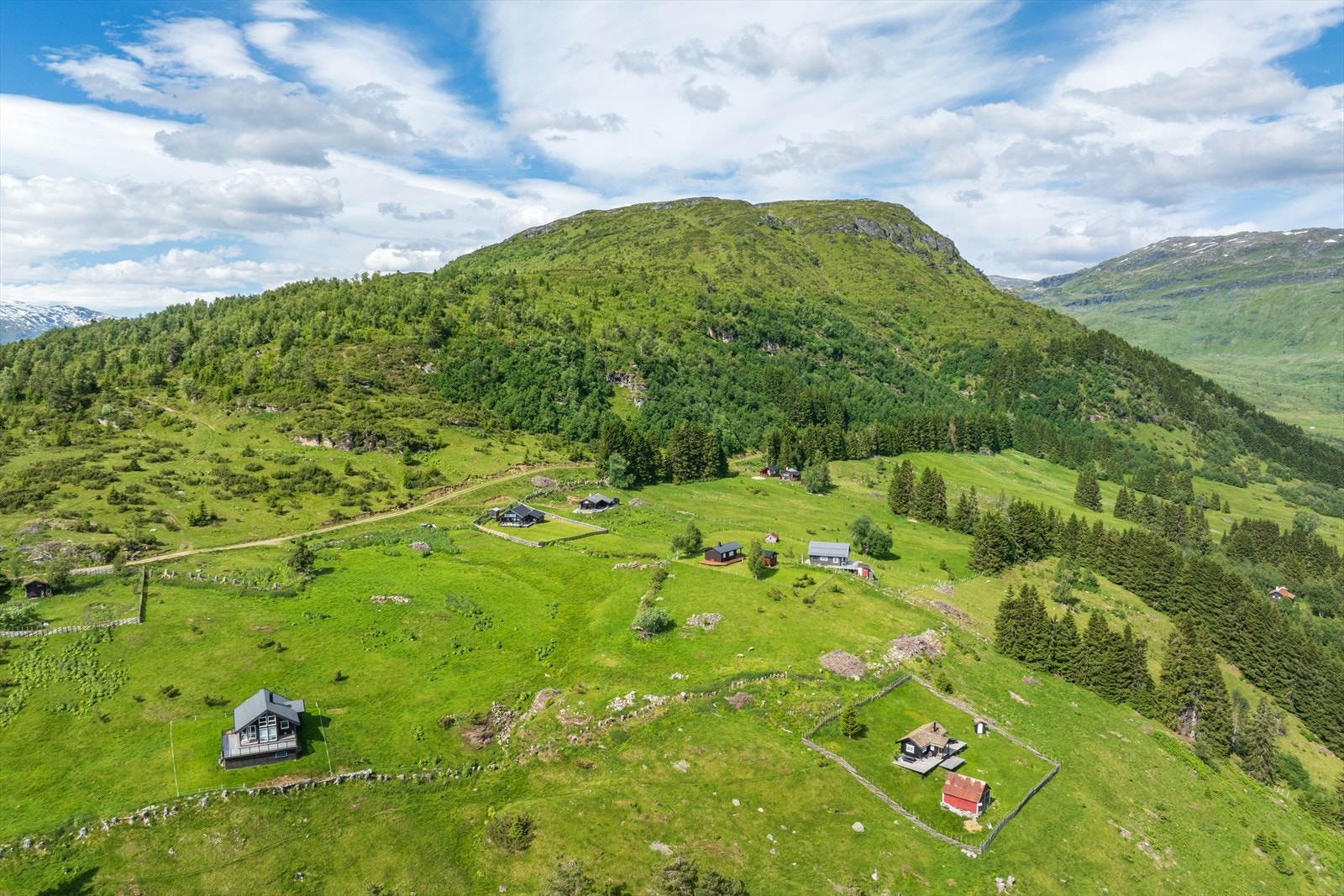 Perfekt utgangspunkt for turar innover fjellet. Merka tursti til Vorfjellet (1209 moh) Galleribilde