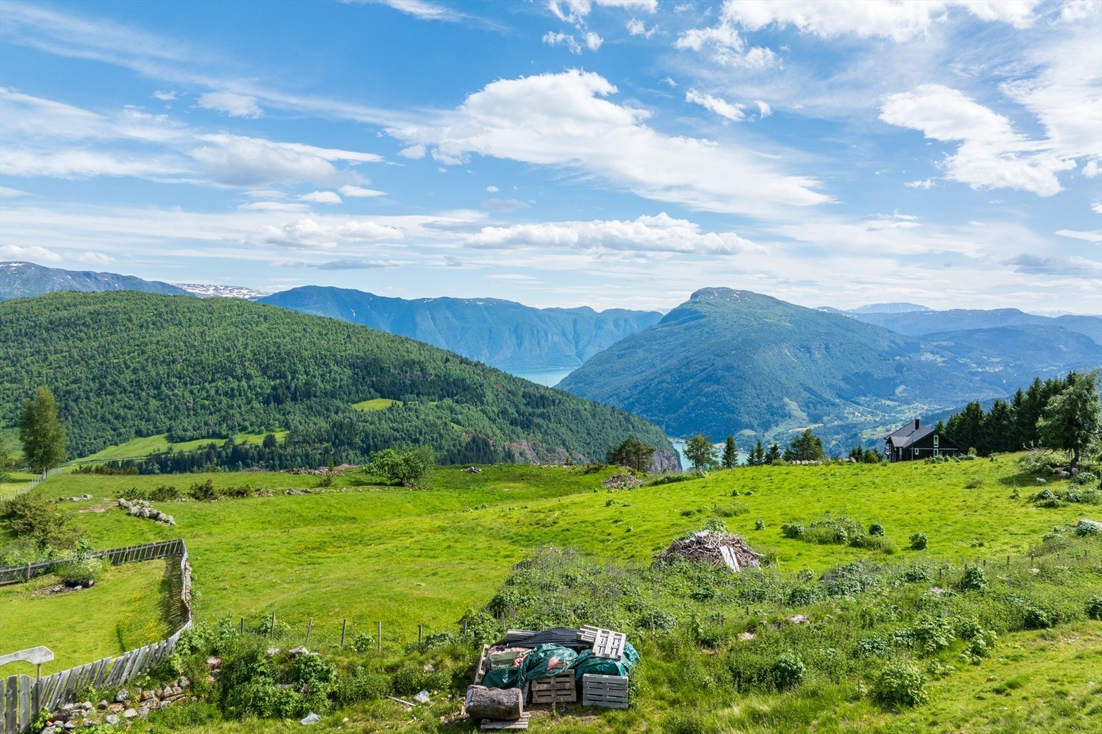 Tomten vender møt sør og har på det minste 3 timar sol midt på vinteren. Galleribilde