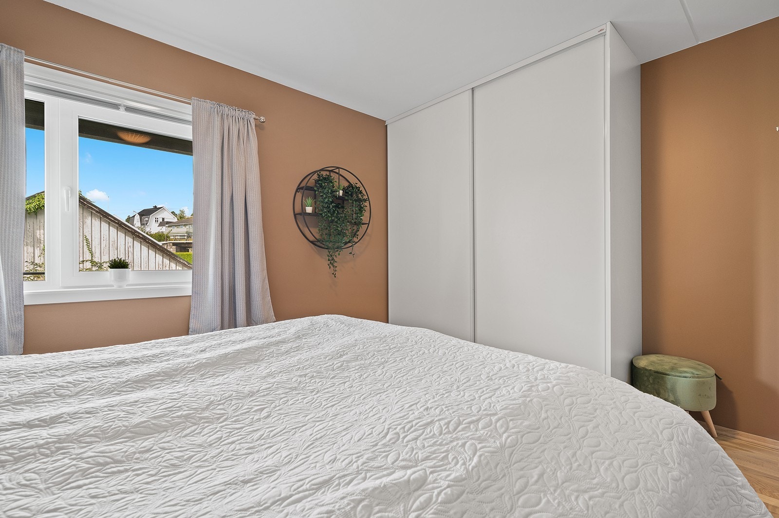 Skyvedørsgarderobe også på soverommet Galleribilde