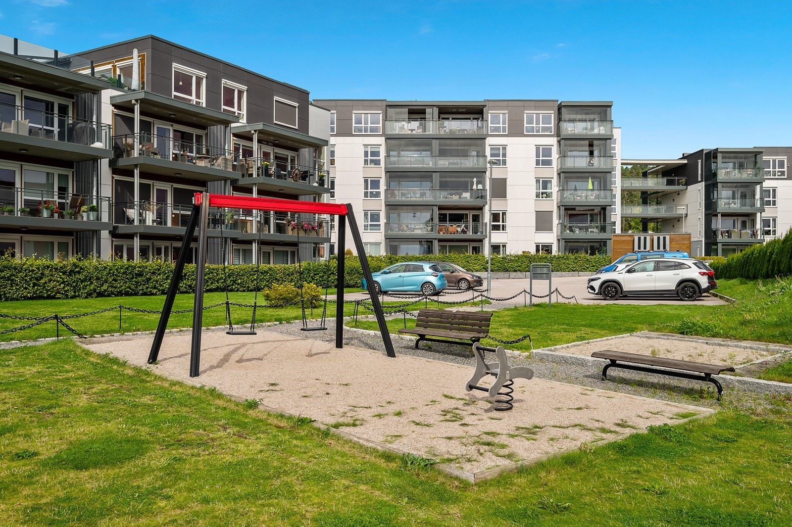 Lekeplass rett utenfor boligen - som her sees over huskestativet Galleribilde