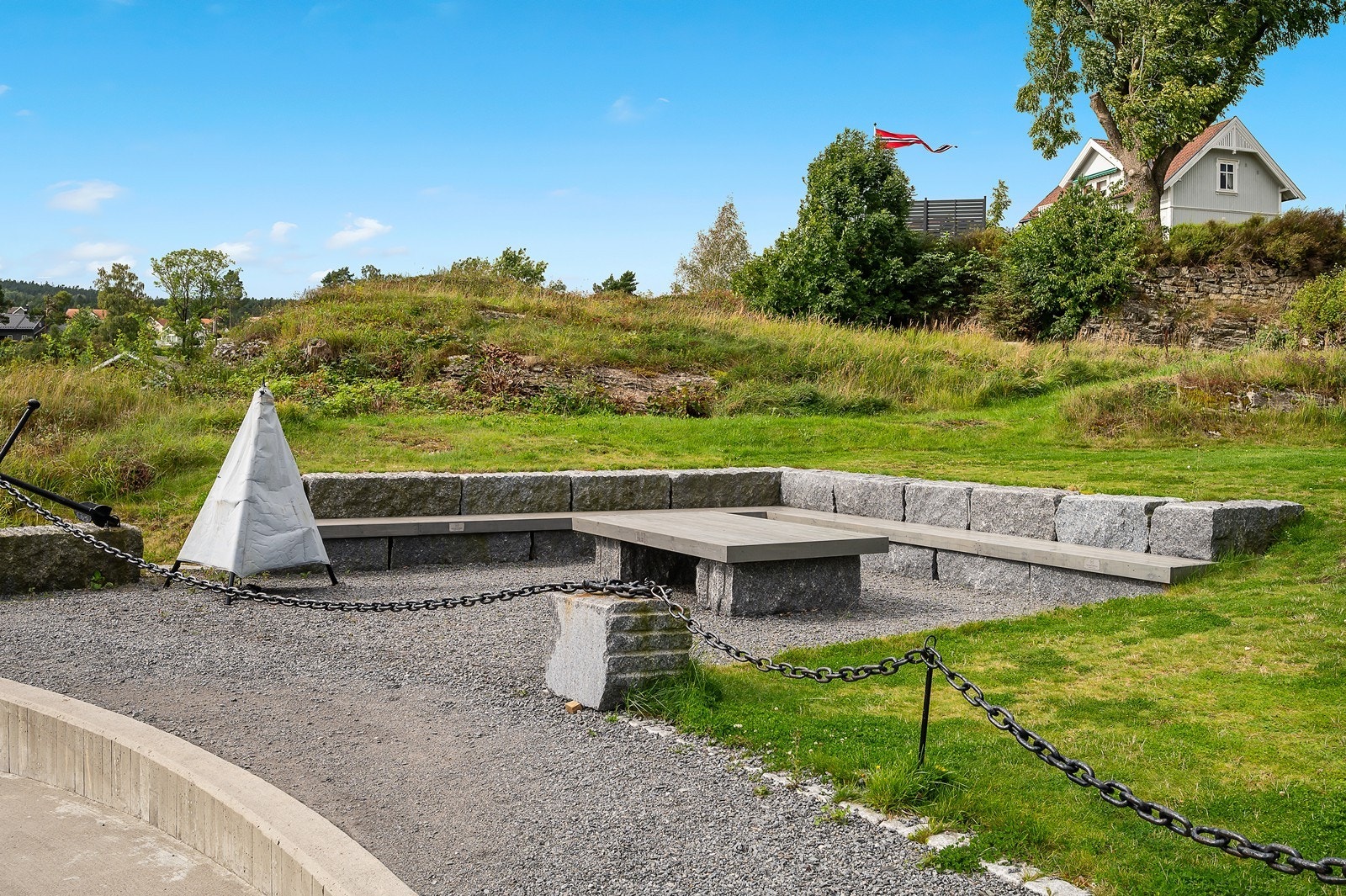 Utomhusarealene er pent opparbeidet - her overfor stranden Galleribilde