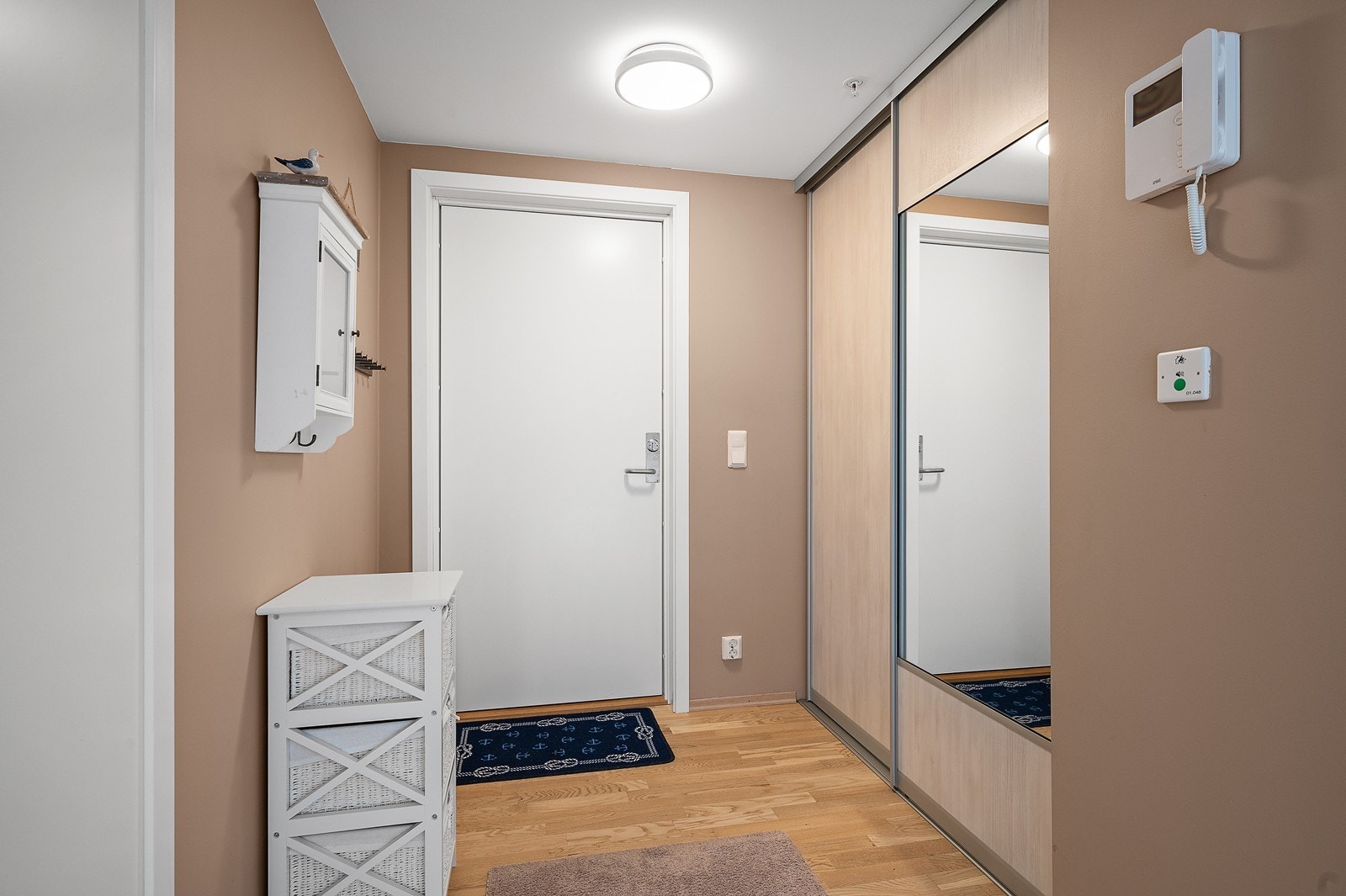 Tiltalende entré med skyvedørsgarderobe Galleribilde