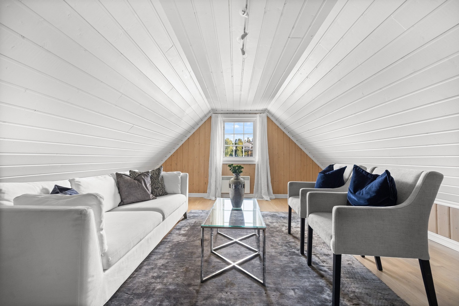 Loftetasjen i naustet har et innredet rom som i dag benyttes som loftstue. Galleribilde