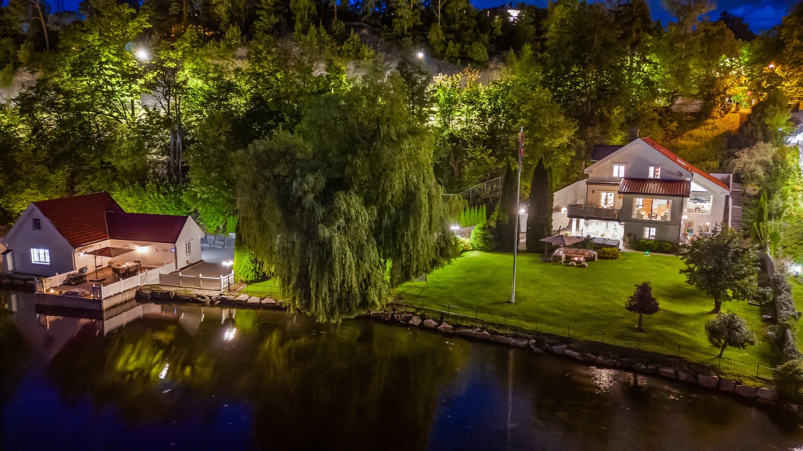 Velkommen til Bjørnsvikveien 32, en innholdsrik og flott villa med egen strandlinje. Galleribilde