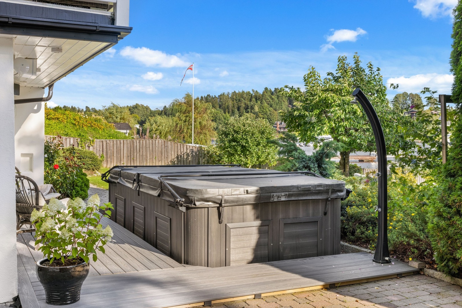 Nåværende eier har boblebad, og rundt boblebadet er det en terrasse på ca. 25 kvm. Galleribilde