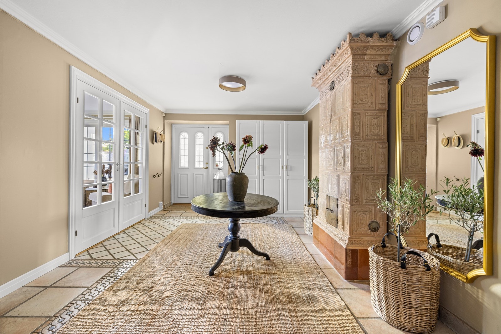 Hallen har et herskapelig uttrykk med en stor, flott kakkelovn av de helt sjeldne. Galleribilde