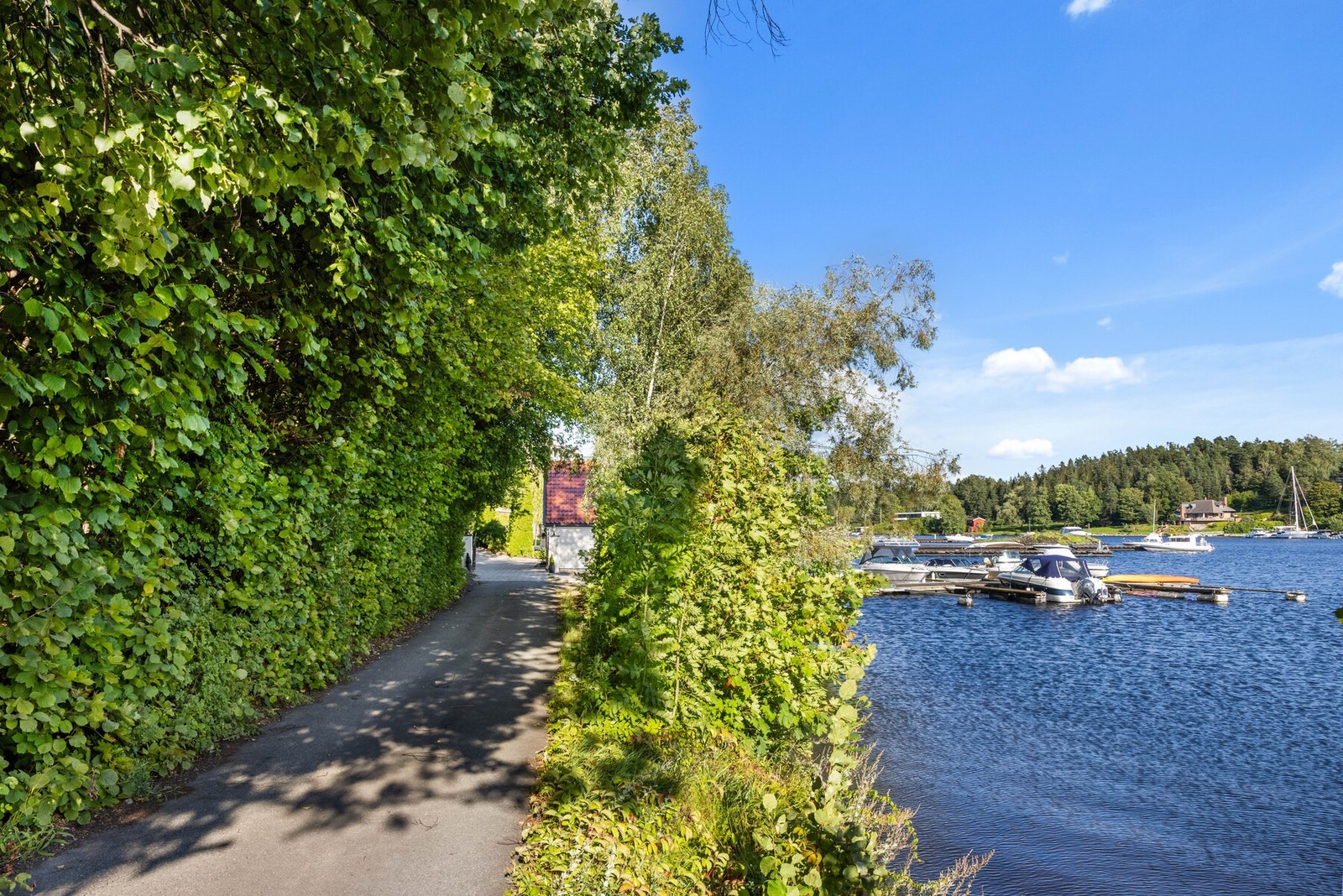 Eiendommen ligger skjermet og fint til, samtidig som det er kort vei til det meste. Galleribilde