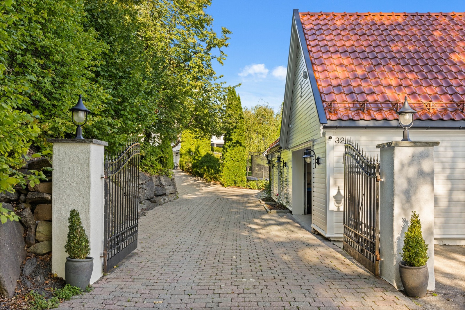 Det er elektrisk smijernsport inn til eiendommen, og det er montert lader for elbil i garasjen. Galleribilde