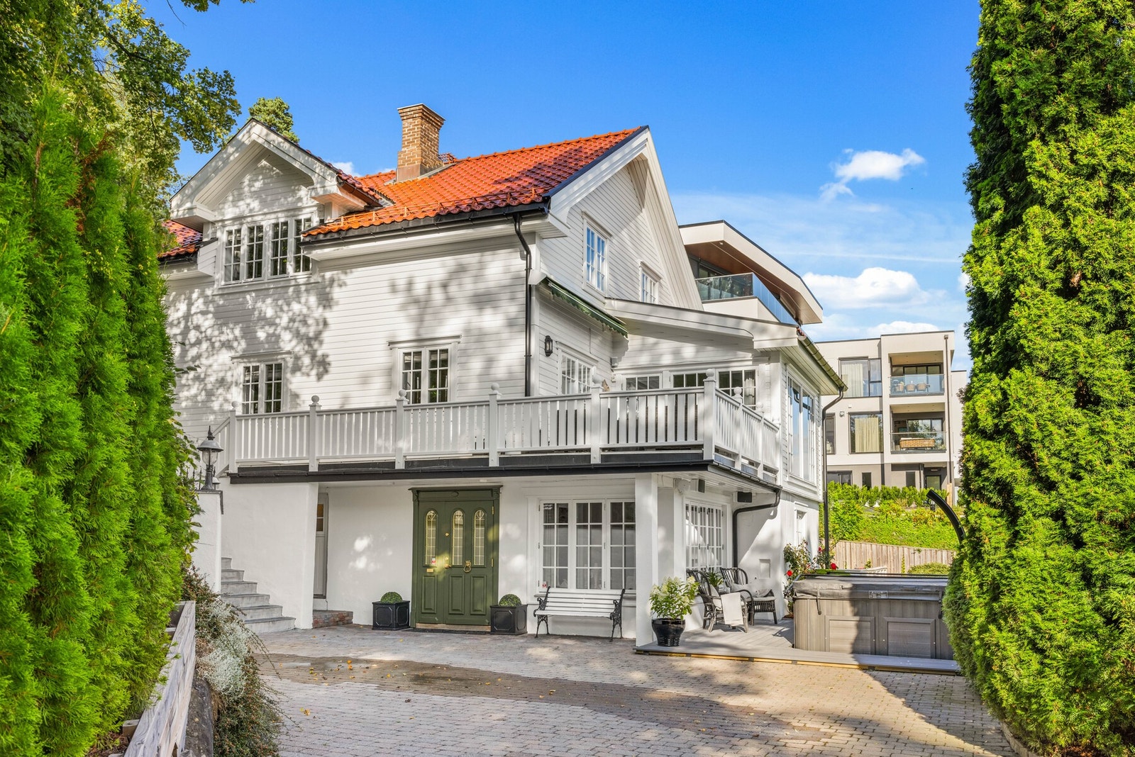Fra stuen i første etasje er det utgang til en sydvestvendt terrasse på ca. 20 kvm. Galleribilde
