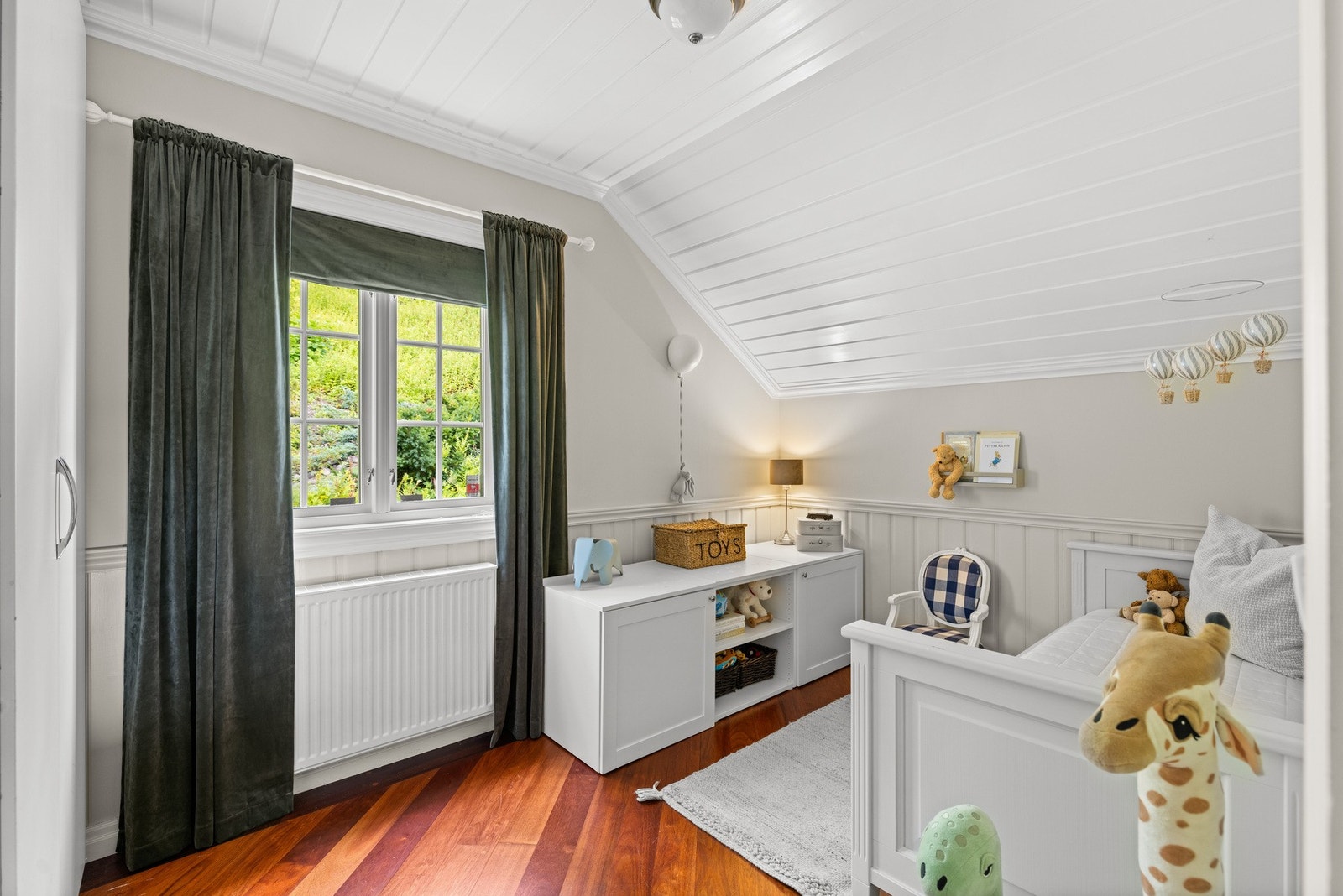 Boligen har til sammen seks soverom, to i underetasjen og fire i andre etasje. Galleribilde