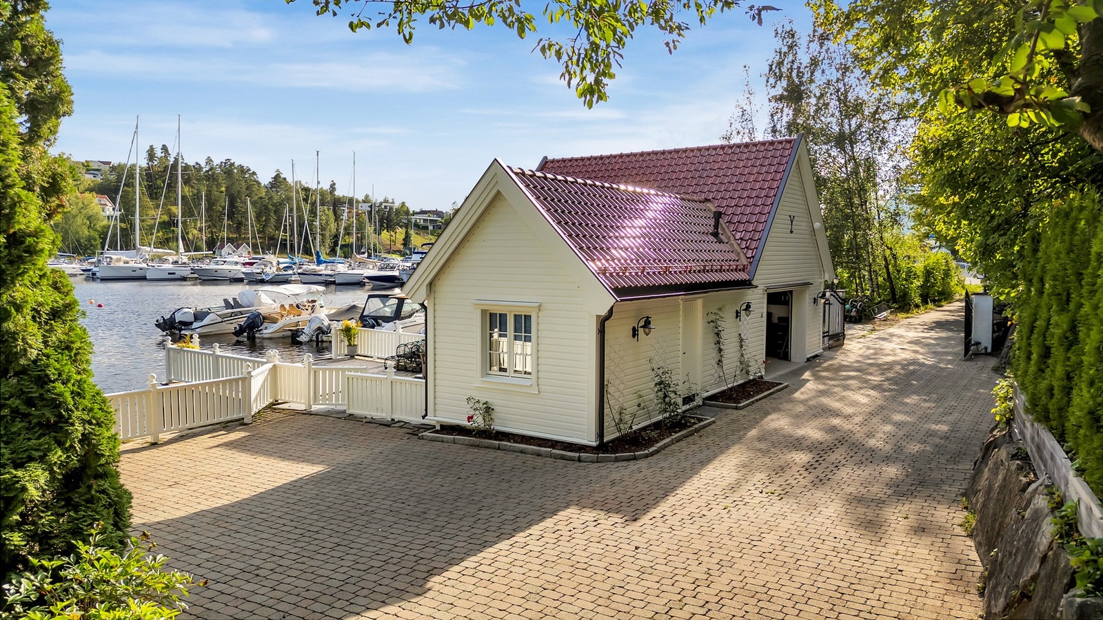 Båthuset/naustet er et populært sted hvor man kan utfolde seg i flere vannaktiviteter Galleribilde