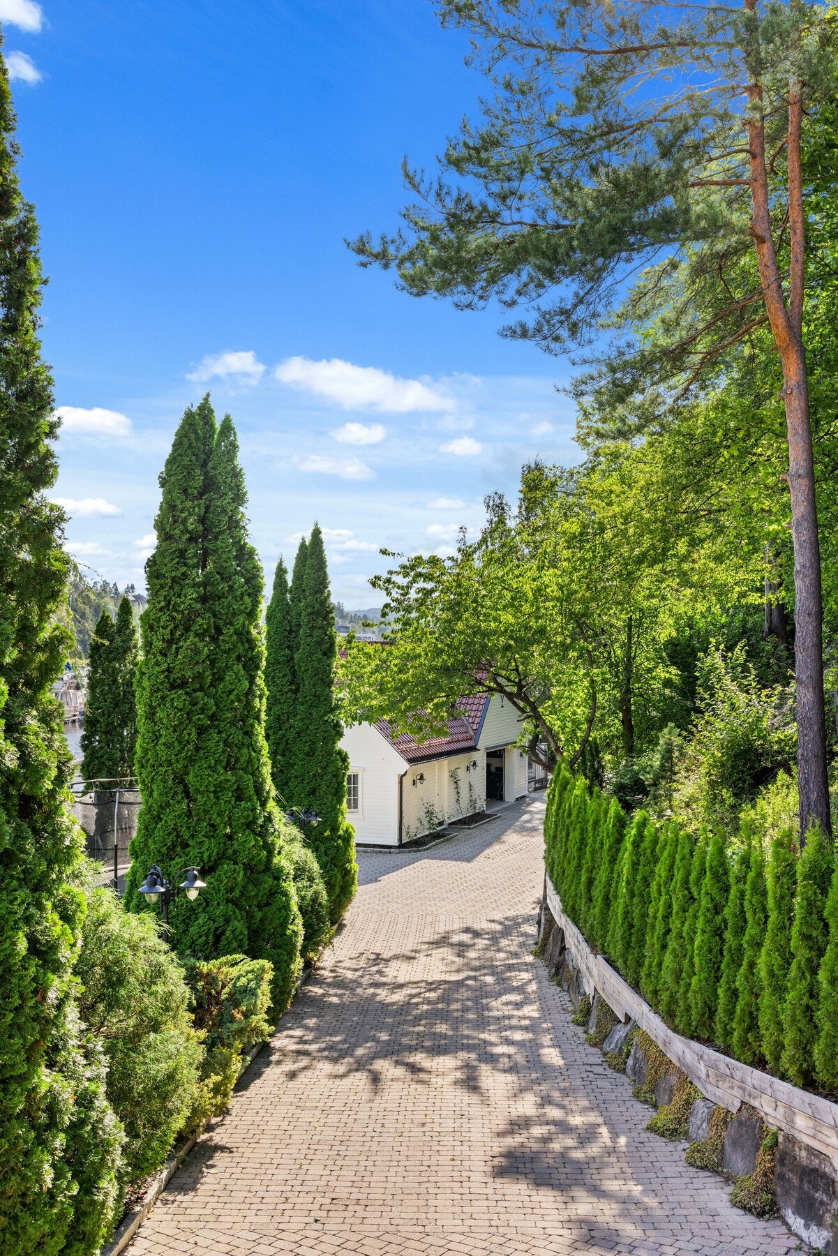 Båthuset/naustet er på 72 kvm og inneholder både garasje, trimrom, bod og loftstue. Galleribilde